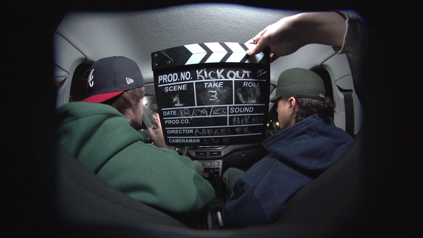 Backstage KICKOUT — claqueta