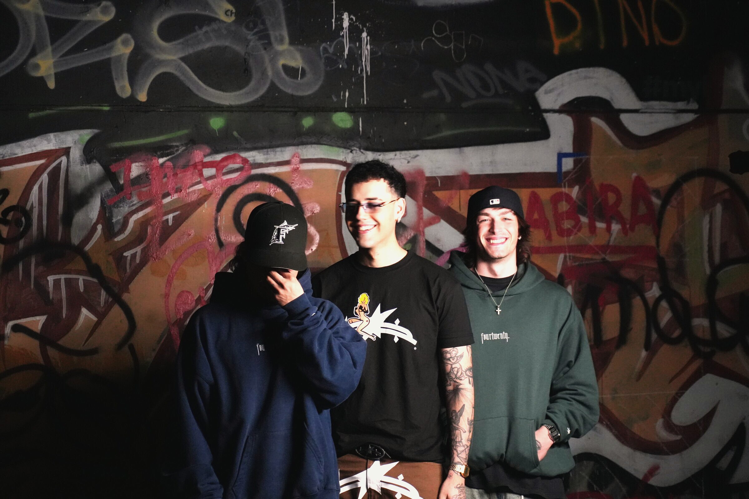 Still de Stay Under — la crew frente al graffiti
