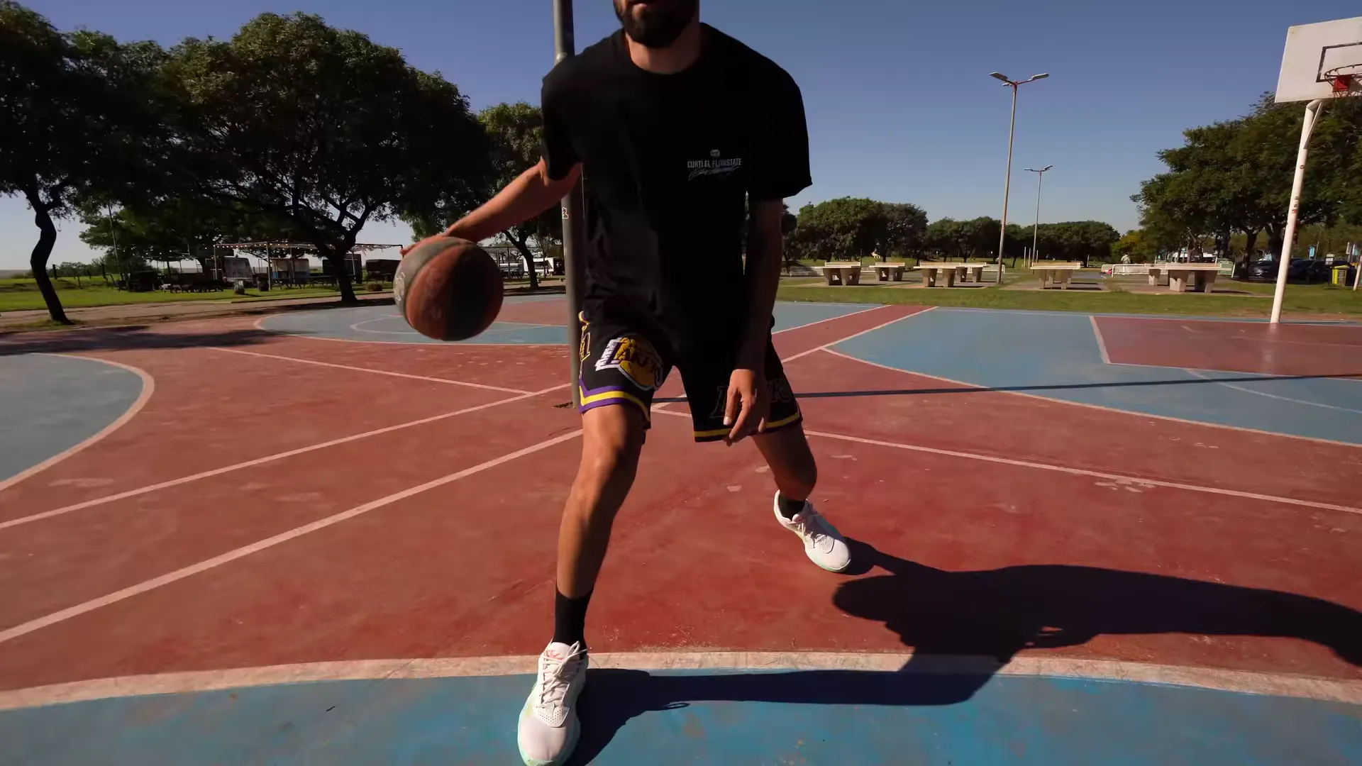 Frame de la campaña Hoop Season, con la prenda en la cancha