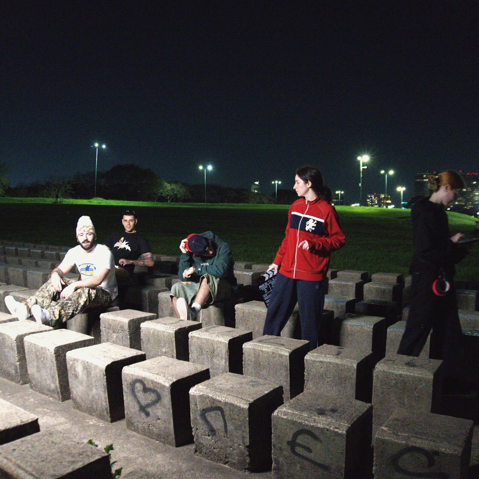 La crew de Kickout en las gradas del anfiteatro, de noche