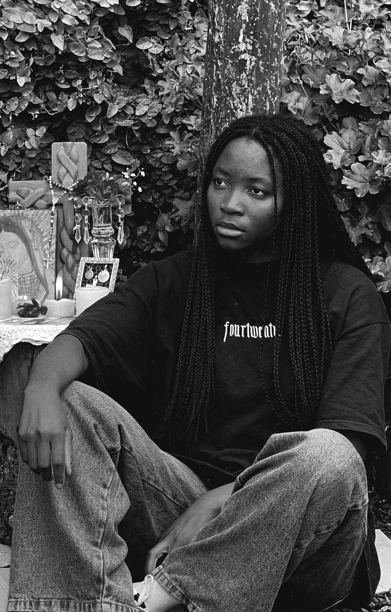 Stay Under — retrato de campaña en blanco y negro